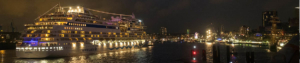 Ein AIDA Kreuzfahrtschiff verlässt den Hamburger Hafen in der Nacht