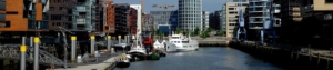ein Seitenarm im Hamburger Hafen mit Stadtblick