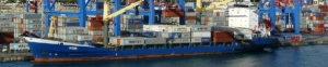 Containerschiff liegt im Hafen und wird gelöscht - Irene