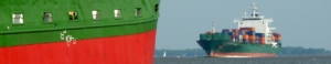 Zwei Containerschiffe begegnen sich auf der Elbe
