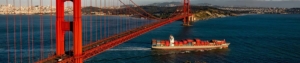 Ein Containerschiff durchquert die Golden Gate Bridge auf den Weg ins offene Meer
