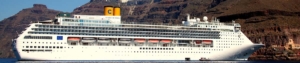 Costa Kreuzfahrtschiff liegt vor einer zerklüfteten Küstenregion