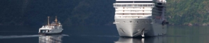 Kreuzfahrtschiff im Fjord in der nähe kreuzt eine Fähre