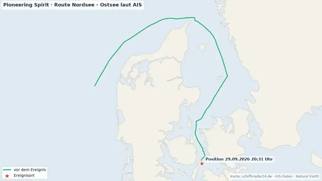 Das Kranschiff Pioneering Spirit auf der Ostsee bei der Fahrt Richtung Rostock